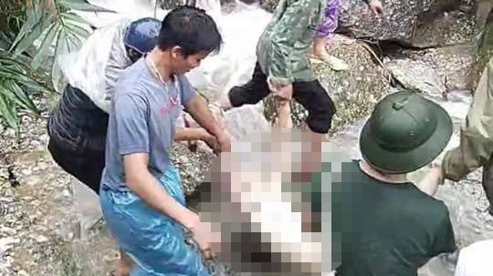 Tìm thấy thi thể hai cha con đi xe máy qua cầu tràn ở Hà Giang bị nước lũ cuốn trôi