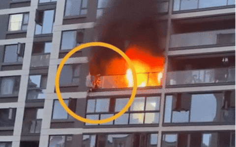 Thoát thân khỏi đám cháy, người đàn ông 'bay' từ ban công tầng 9 xuống đất