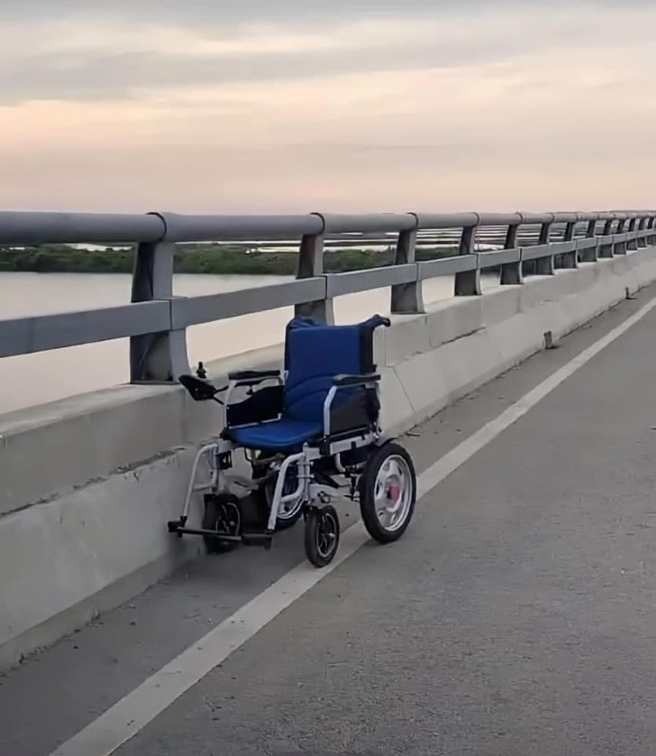 Để lại xe lăn, người đàn ông trung niên gieo mình xuống sông tại Nghệ An