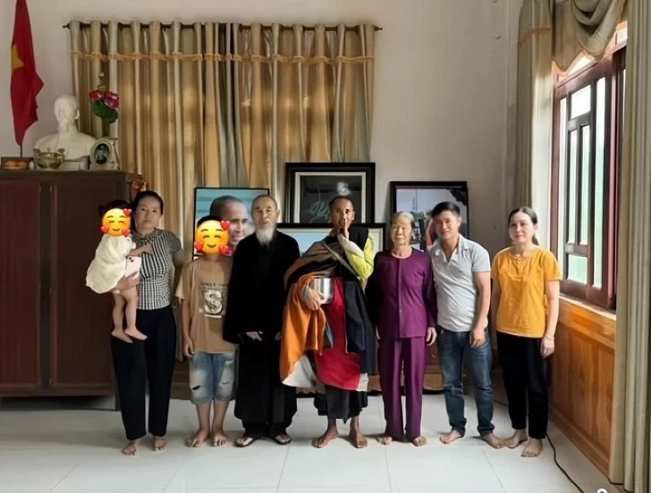 Tập đoàn TikToker, Youtuber đột nhập nhà cha mẹ thầy Thích Minh Tuệ, thầy đang nơi nào?