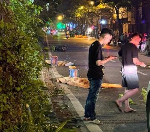 Nóng nhất Hà Nội: 3 thanh niên nghi bị đuổi đánh, bỏ chạy té xe chết tại chỗ