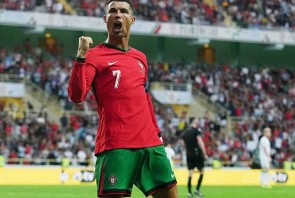 Ronaldo lập cú đúp giúp tuyển Bồ Đào Nha thắng Cộng hòa Ireland