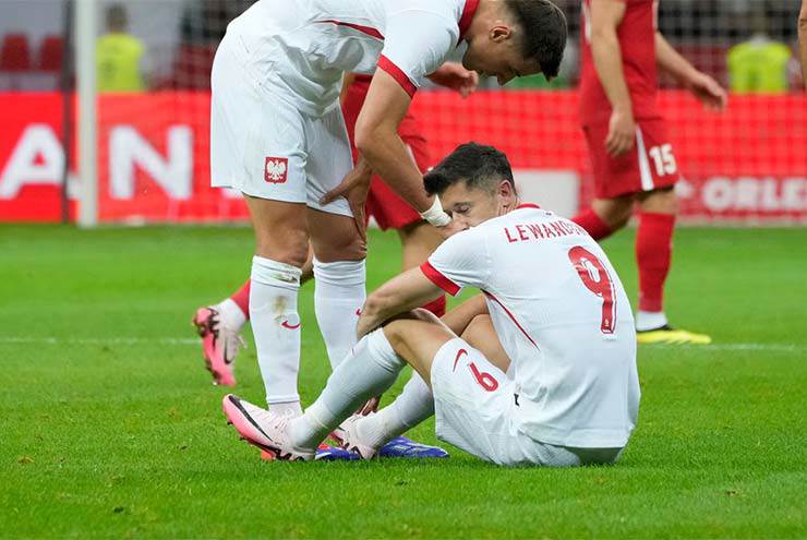 Lewandowski có nguy cơ nghỉ tới 2 trận vòng bảng của Ba Lan