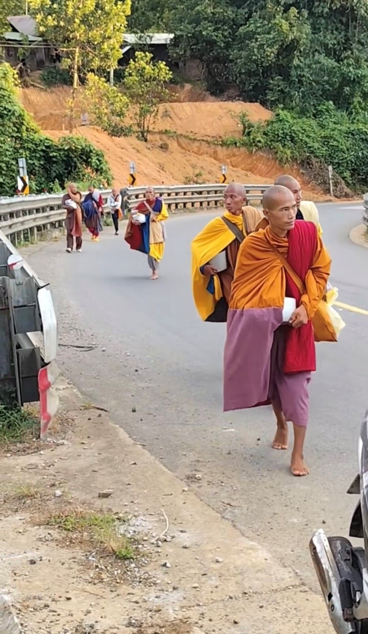 Hàng trăm người kéo đến nơi tu tập của thầy Thích Minh Tuệ gây tắc đường