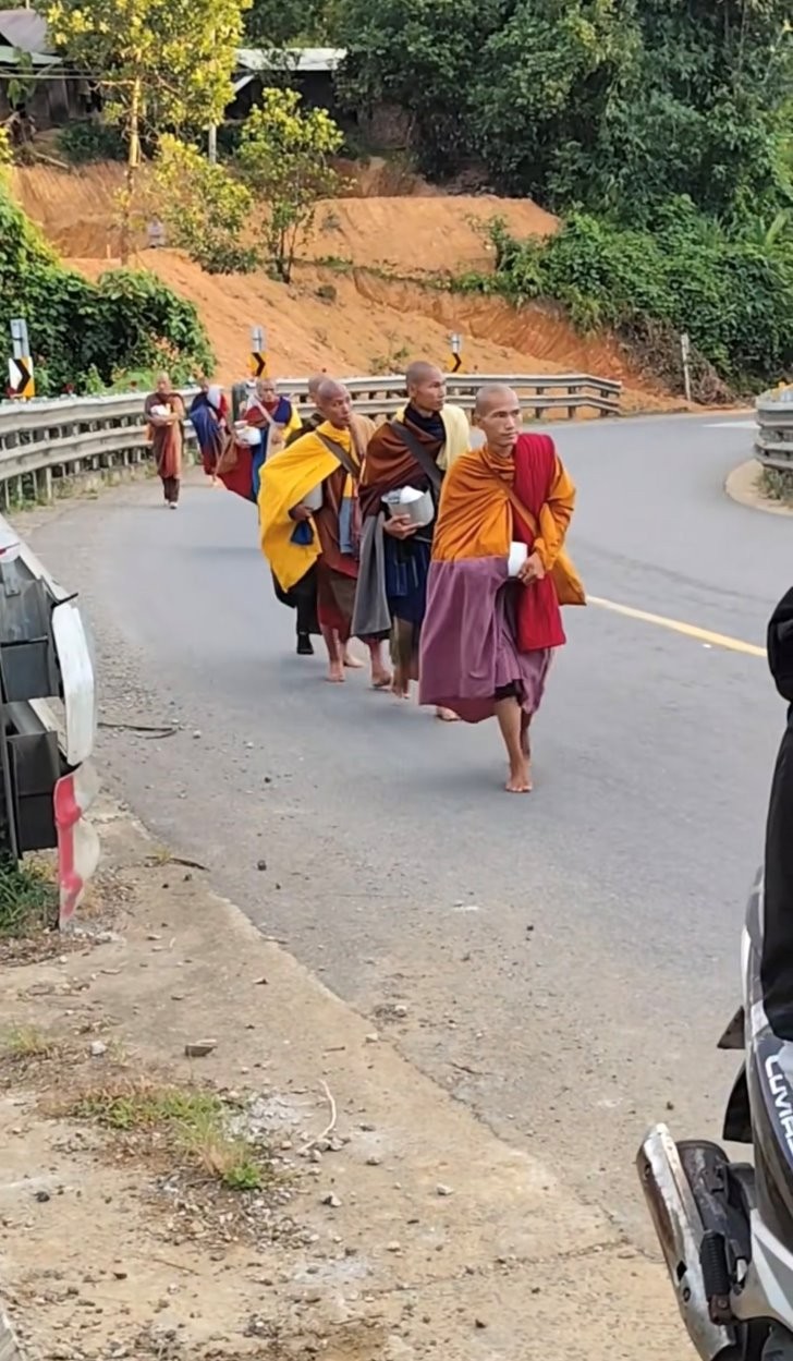 Hàng trăm người kéo đến nơi tu tập của thầy Thích Minh Tuệ gây tắc đường