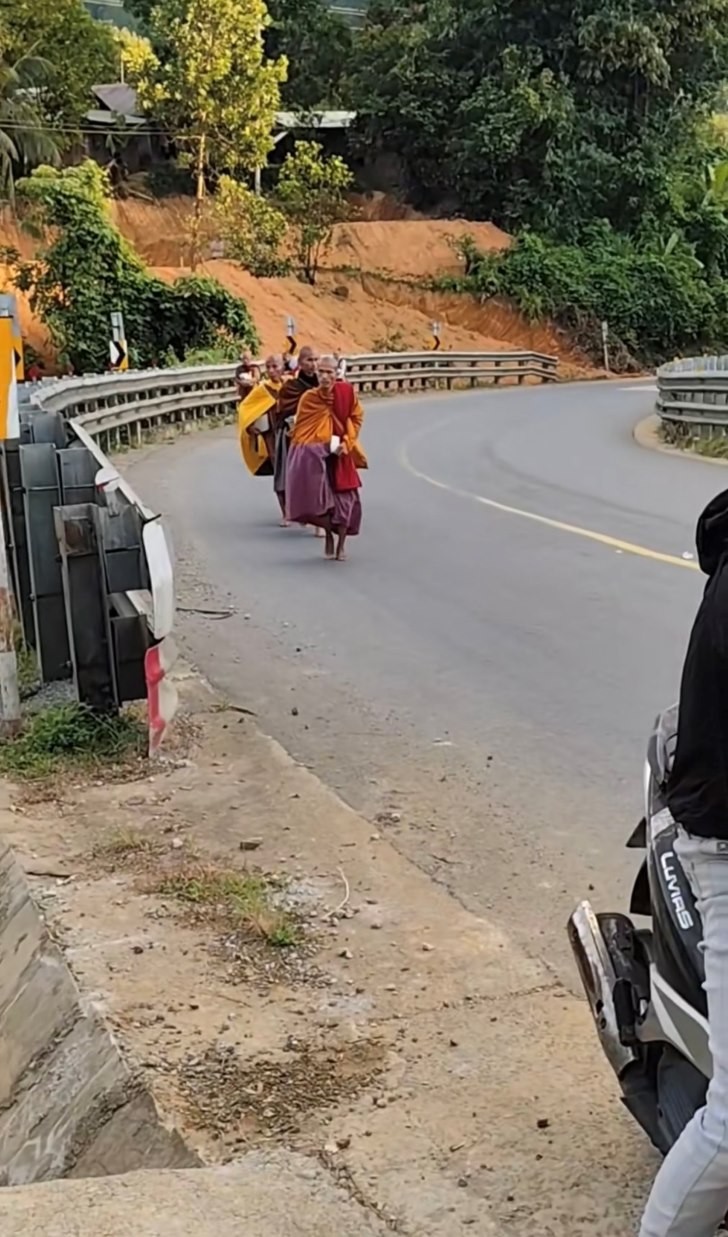 Hàng trăm người kéo đến nơi tu tập của thầy Thích Minh Tuệ gây tắc đường