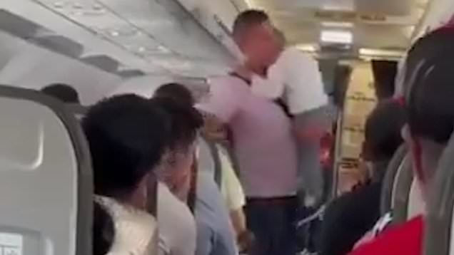 Chuyến bayđột nhiên bị hoãn vì toàn bộ hành khách đều đòi đuổi 1 bé trai xuống máy bay