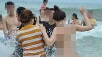 Lạ lùng nữ du khách khỏa thân tắm biển ở Sầm Sơn?