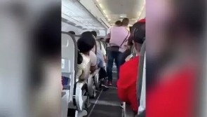 Chuyến bay đột nhiên bị hoãn vì toàn bộ hành khách đòi đuổi 1 bé trai