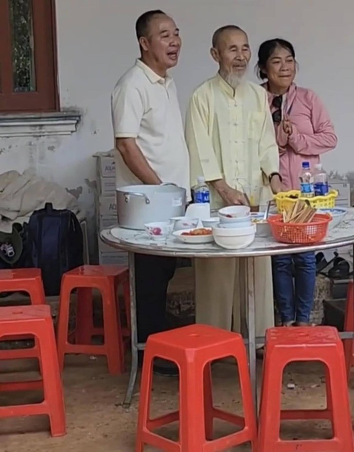 Đoàn người ùa vào nhà cha mẹ ruột của thầy Thích Minh Tuệ…mở ‘party’ ăn uống