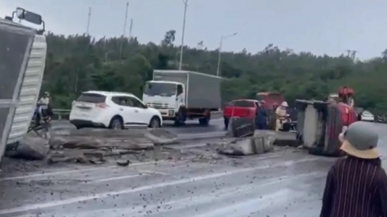 Tai nạn ô tô liên hoàn làm trăm thùng sữa lăn tung tóe ở Quốc lộ 1