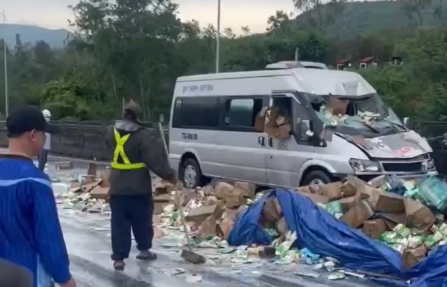 Tai nạn ô tô liên hoàn làm trăm thùng sữa lăn tung tóe ở Quốc lộ 1