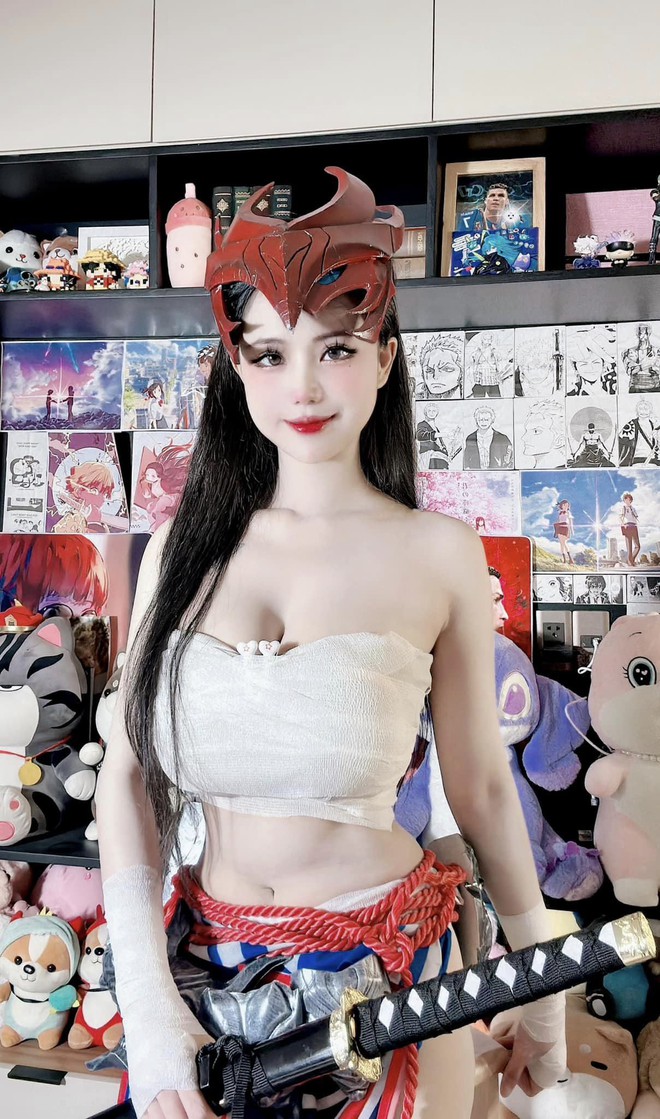 Ngắm mê đắm gái xinh hậu trường màn cosplay Yone