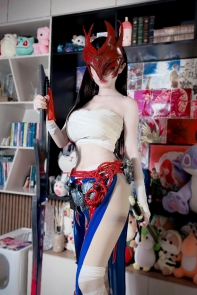 Ngắm mê đắm gái xinh hậu trường màn cosplay Yone