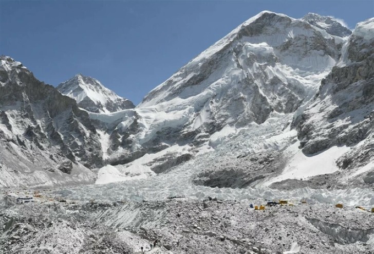 Hơn 200 thi thể được phát hiện tại đỉnh núi Everest, điềm báo chẳng lành?