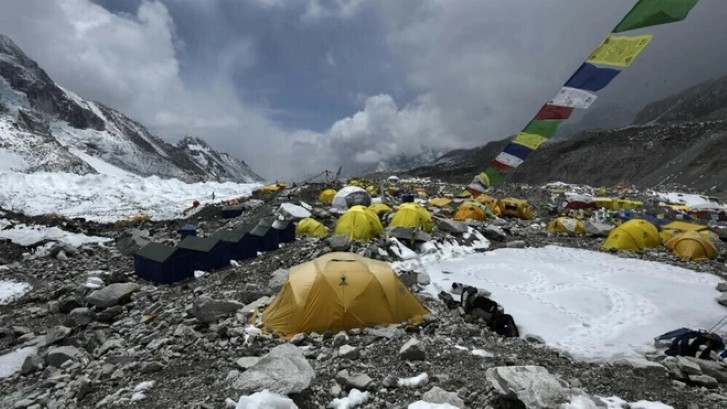 Tuyết tan để lộ hơn 200 thi thể trên đỉnh Everest