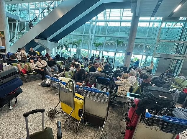 Trần máy bay bị thủng khiến hàng trăm hành khách treo "lủng lẳng" trên khoang hành lý