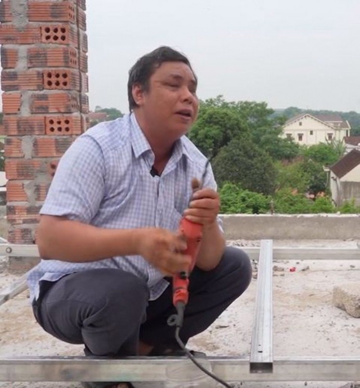 Nghệ An: Người đàn ông khiếm thị xây tặng vợ nhà to như lâu đài