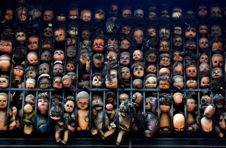 Rợn người hình ảnh ban công trưng bày 'búp bê ma' ở Venazuela