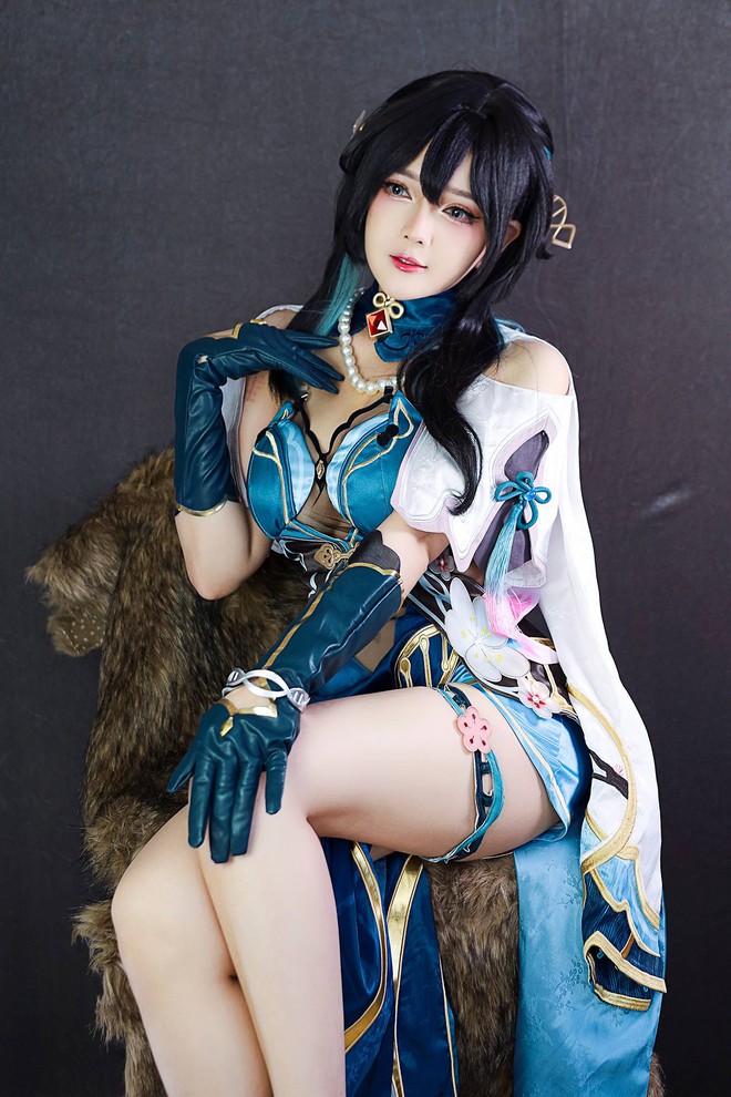 Thánh nữ cosplay tái xuất, vẫn quyến rũ như xưa