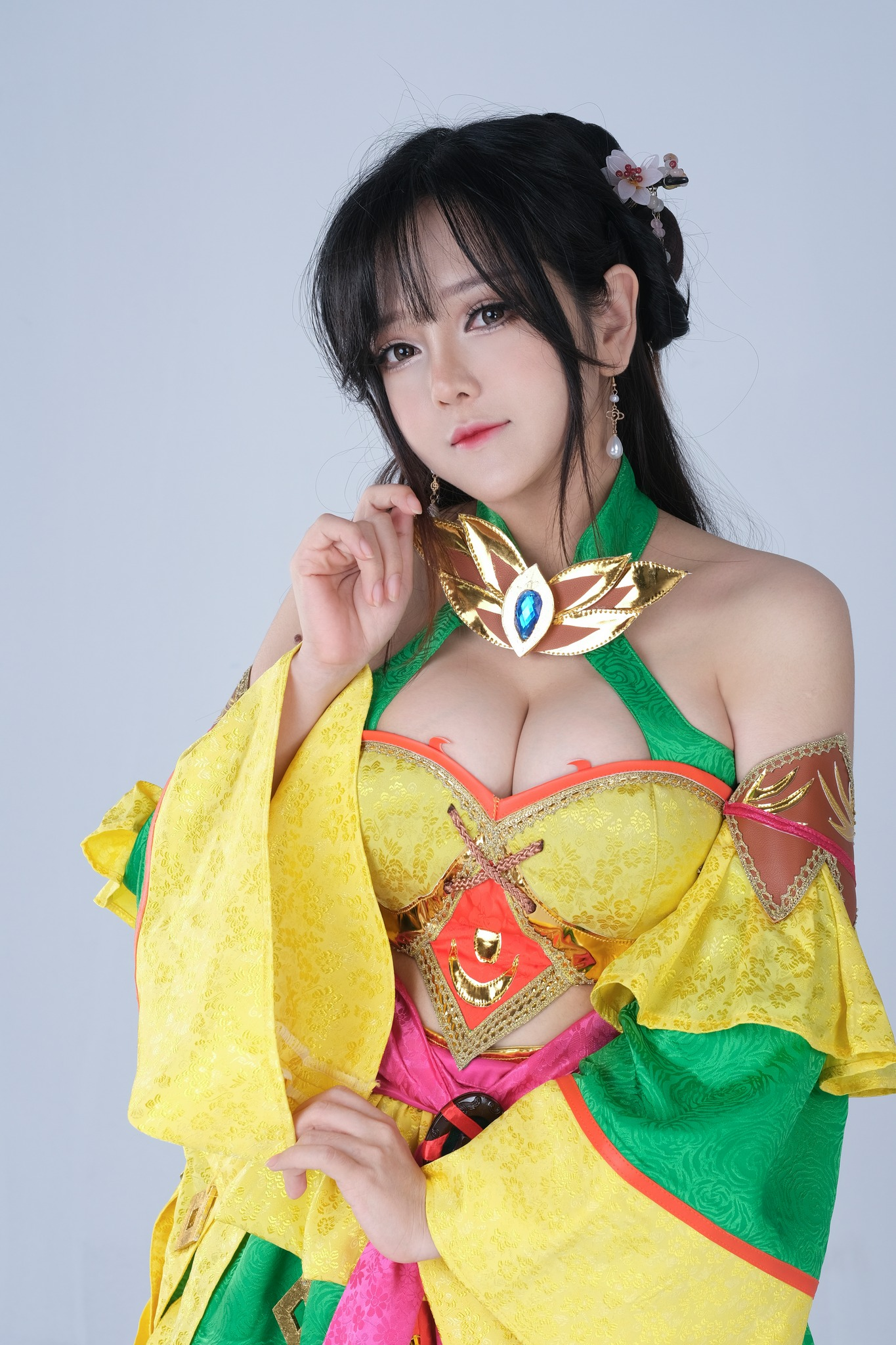 Thánh nữ cosplay tái xuất, vẫn quyến rũ như xưa