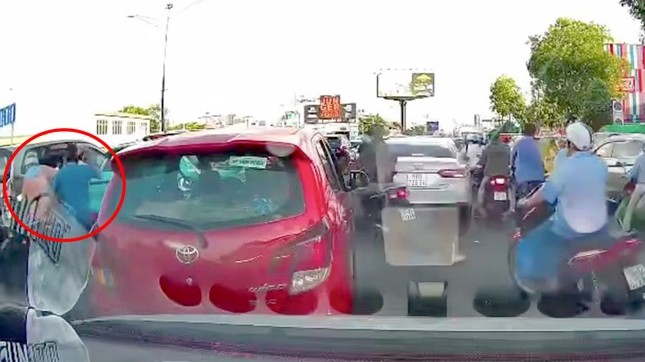 Tài xế xe ô tô 'tương tác mạnh' làm người phụ nữ đi xe máy ngã lăn ra đường