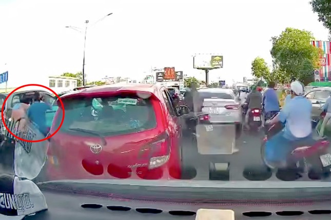 Nam tài xế ô tô đấm người phụ nữ đi xe máy ngã gục giữa đường ở TPHCM - Ảnh 2.