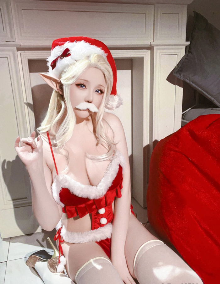 Hoshilily đốt cháy mạng xã hội với bộ cosplay Ông Già Noel Nóng Bỏng giữa mùa Hè