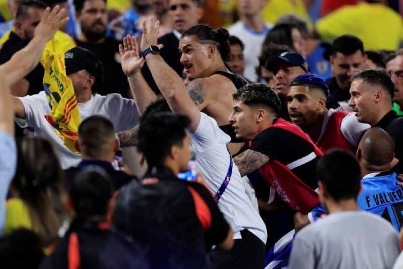 Darwin Nunez ẩu đả kịch liệt với cổ động viên Colombia