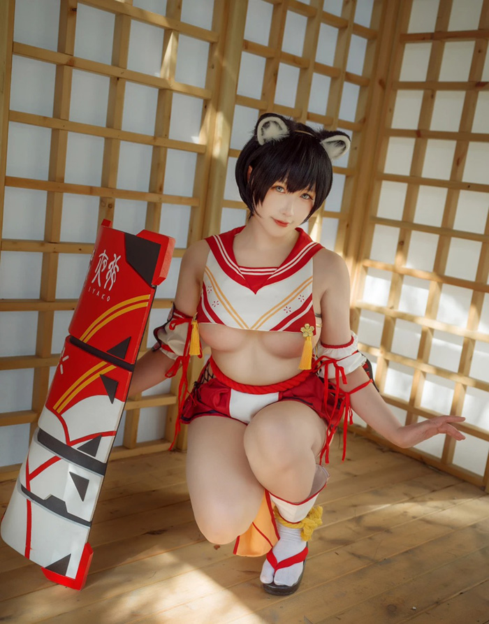 Cực phẩm Cosplay Kasuga Tsubaki từ Blue Archive khiến fan phấn khích tột độ