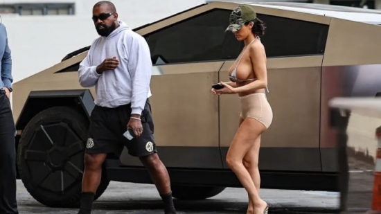 Vợ Kanye West diện bikini nhỏ xíu dạo phố