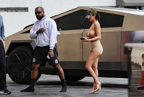 Vợ Kanye West diện bikini nhỏ xíu dạo phố