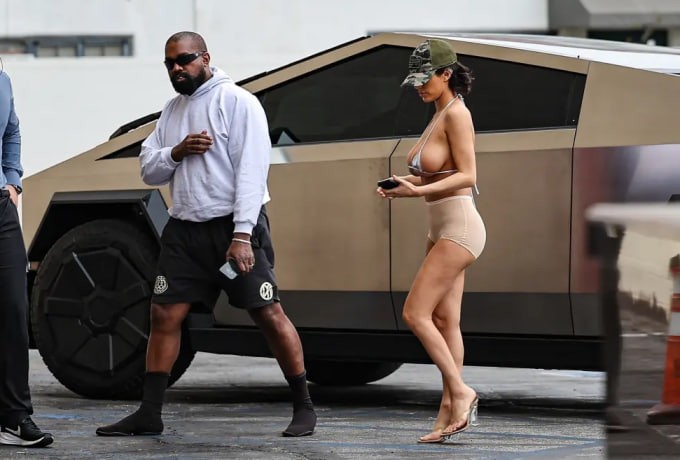 Vợ Kanye West gây sốt khi diện bikini siêu nhỏ dạo phố