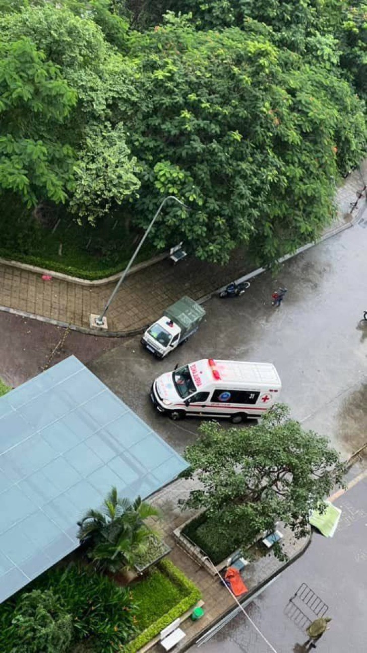 Hà Nội: Kinh hoàng nam thanh niên rơi từ tầng cao chung cư Xuân Mai Complex