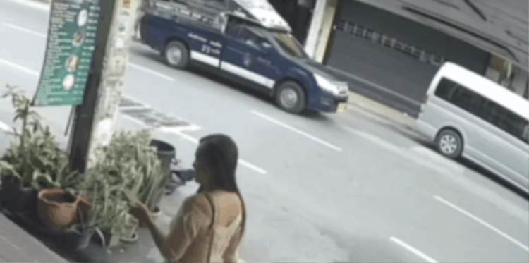 Tai nạn bất ngờ khi du lịch Thái Lan: Du khách ngã từ trên xe tuktuk xuống đất tử vong- Ảnh 1.