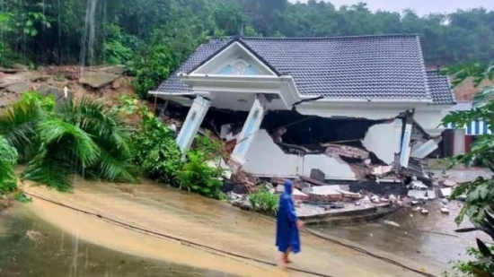 Biệt thự ở Hà Nội đổ sập sau mưa lớn, 7 người thoát nạn