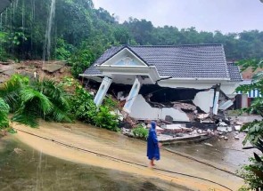 Biệt thự ở Hà Nội đổ sập sau mưa lớn, 7 người thoát nạn