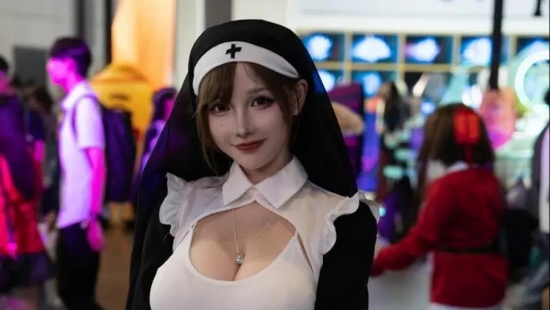 Nữ streamer chiếm trọn spotlight khi cosplay gợi cảm tại sự kiện lớn