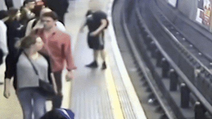 Kinh hoàng người đàn ông bị đẩy xuống đường ray xe lửa vì lý do này!