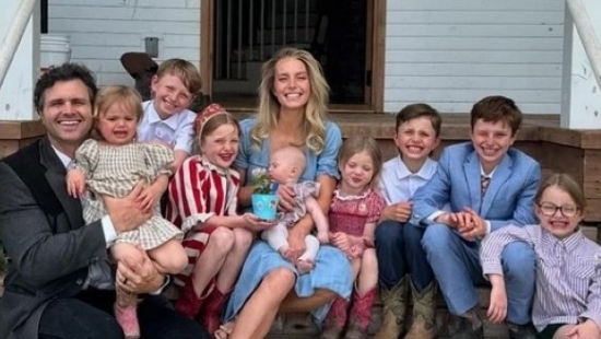 Tranh cãi nữ Youtuber bỏ học để sinh 8 đứa con cho chồng đại gia