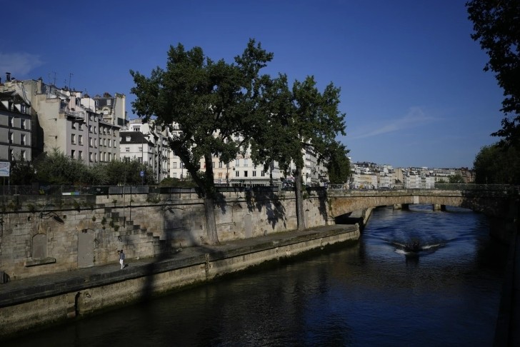Người dân Pháp tụ tập phóng uế trên sông Seine bốc mùi khủng khiếp