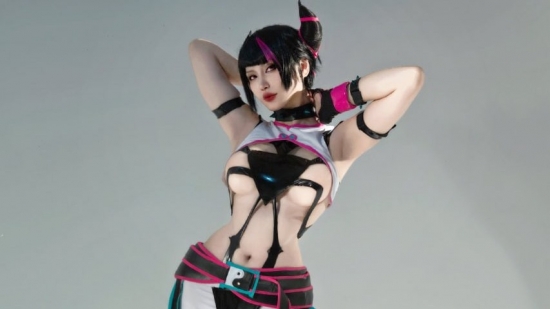 Phiên bản cosplay "đời thực" của Juri quyến rũ hơn cả trong game