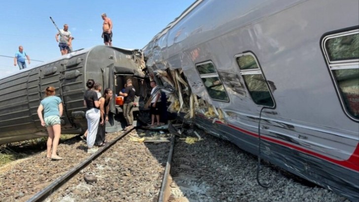 Kinh hoàng: Tàu hỏa đâm xe tải khiến 140 người bị thương