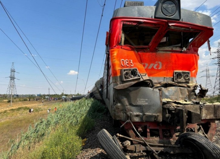 Kinh hoàng: Tàu hỏa đâm xe tải khiến 140 người bị thương