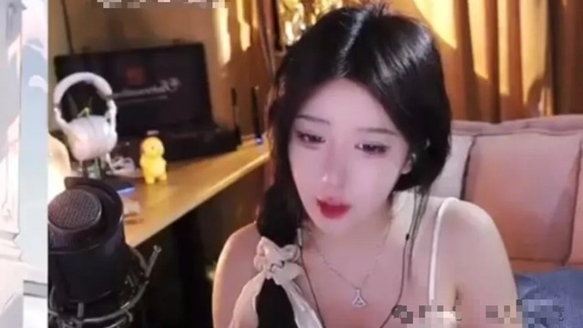 Thiếu view, nữ streamer liền dùng "chiêu trò người lớn"