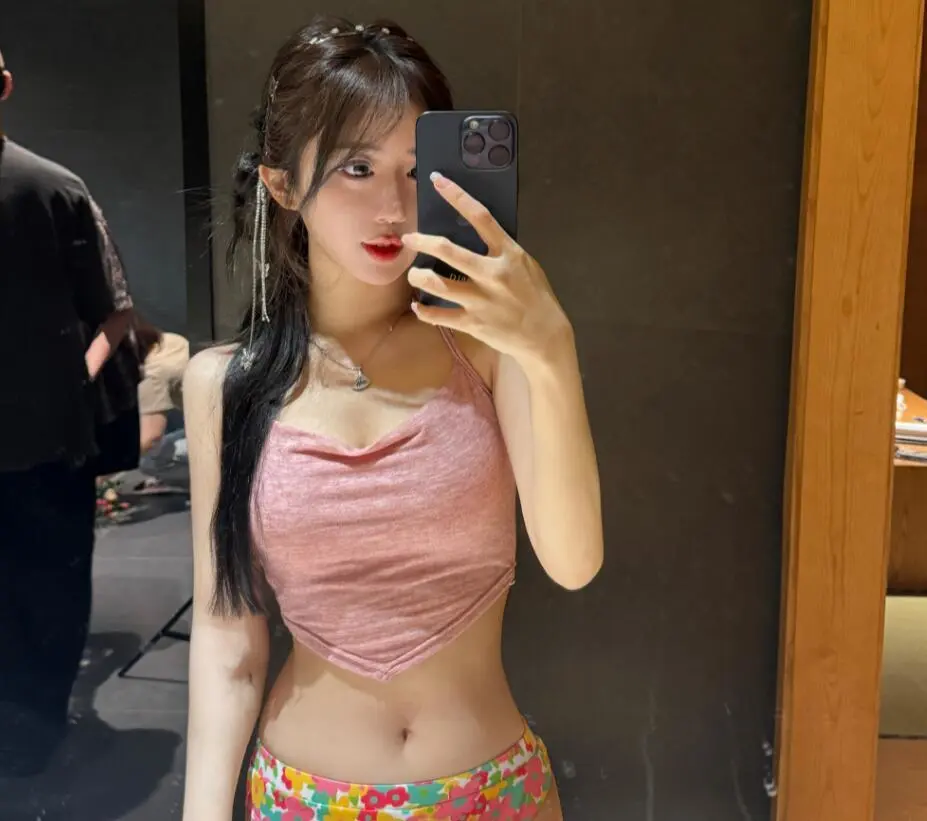 Nữ Streamer dùng chiêu  trò "18+" cứu vãn view tụt thê thảm