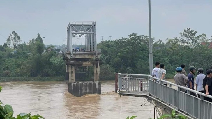 Clip sập cầu Phong Châu - Phú Thọ, quá kinh hoàng!