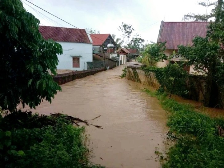 Quảng Ninh: Vỡ đập do bão Yagi, hơn 400 hộ dân chìm trong biển nước