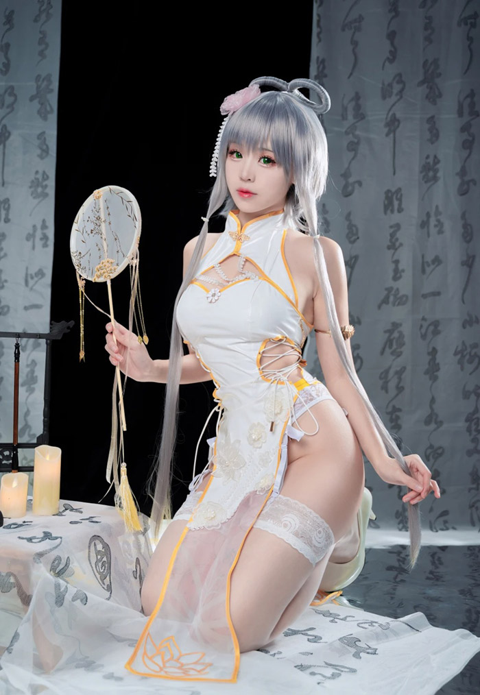 Cosplay Lạc Thiên Y sườn xám của Mikoww khiến anh em 