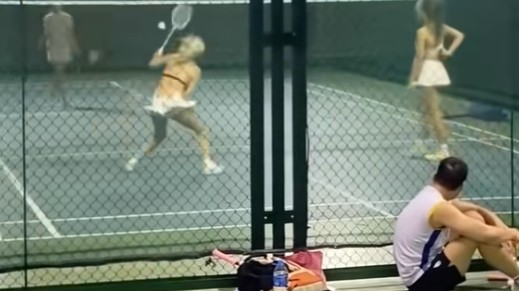 Lại là sân pickleball, xuất hiện hot girl mặc như không mặc